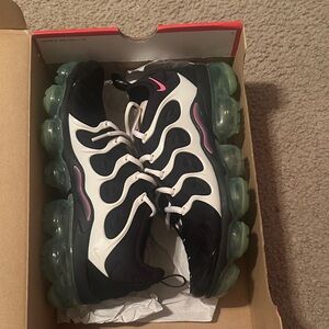 Nike VaporMax Plus Black/Hyper Pink-White